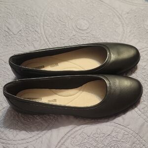 Collection CLARKS Black Flats with Minimalist Design